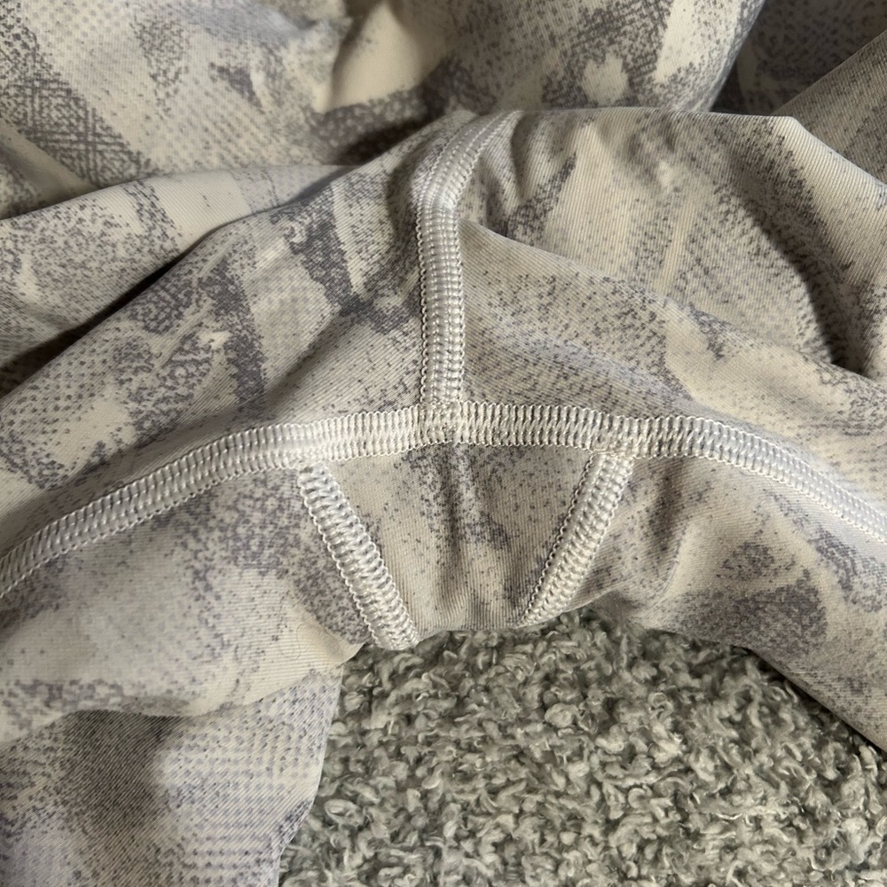Lululemon Size 10 Euc Patterned Gray Leggings - image 4